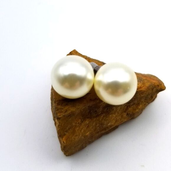 Luminous angel pearl earrings for pierced ears. E0139 - Picture 1 of 2